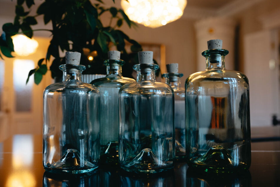 wild glass flasker samlet på et bord