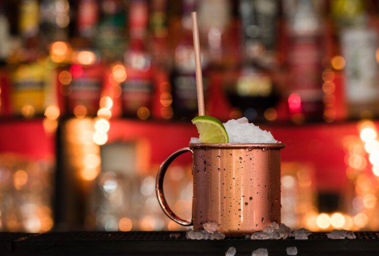 moscow mule mugge på en bar