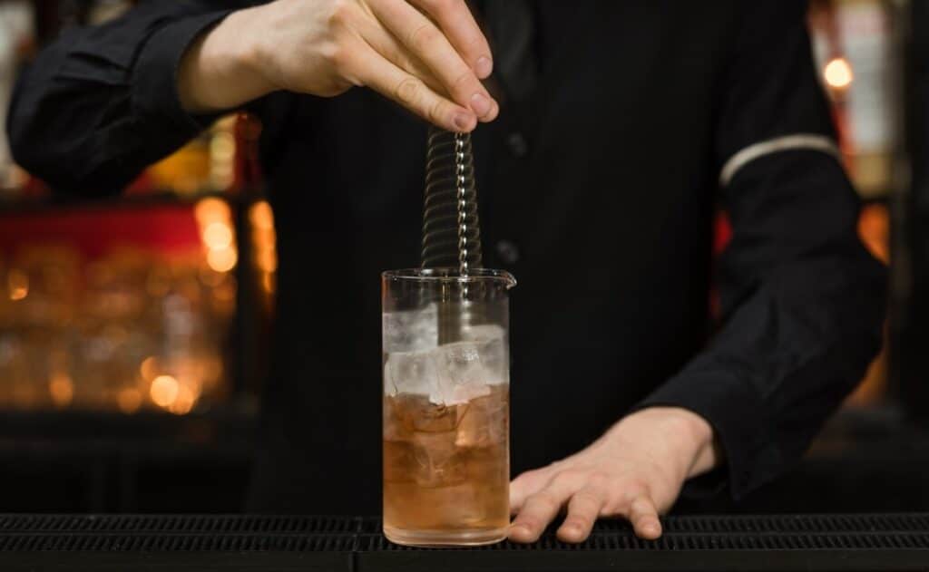 mikse glass i aksjon på bartoppen.