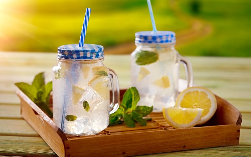 wooden tray with served refreshing lemonade 2022 03 04 05 41 51 utc BARGLASS ARTIKKEL