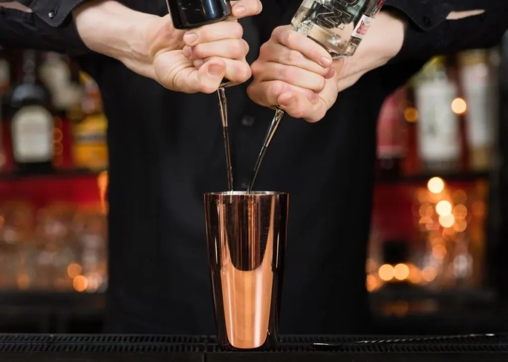 shaker i bruk på en bar