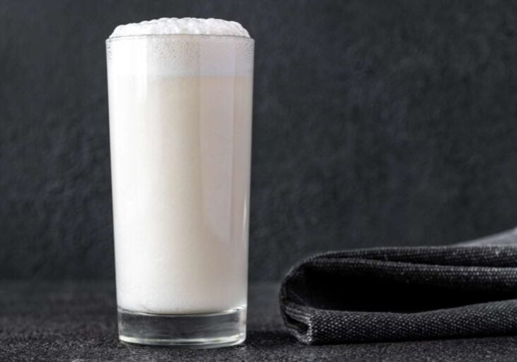 Glass med Ramos Gin Fizz Cocktail på mørk bakgrunn